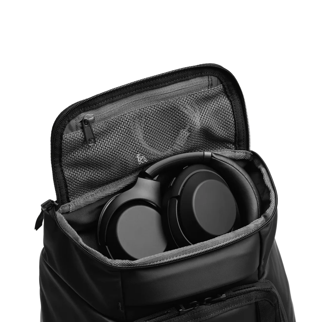 DB Hugger Backpack 20L Forest Green - Image 4