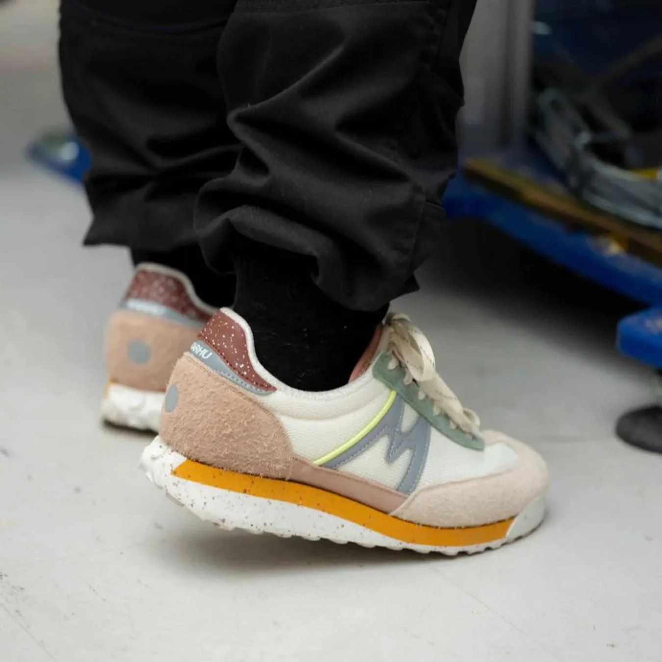 Karhu Womens Mestari Control Trainer Turtledove / Iceberg Green - Image 4