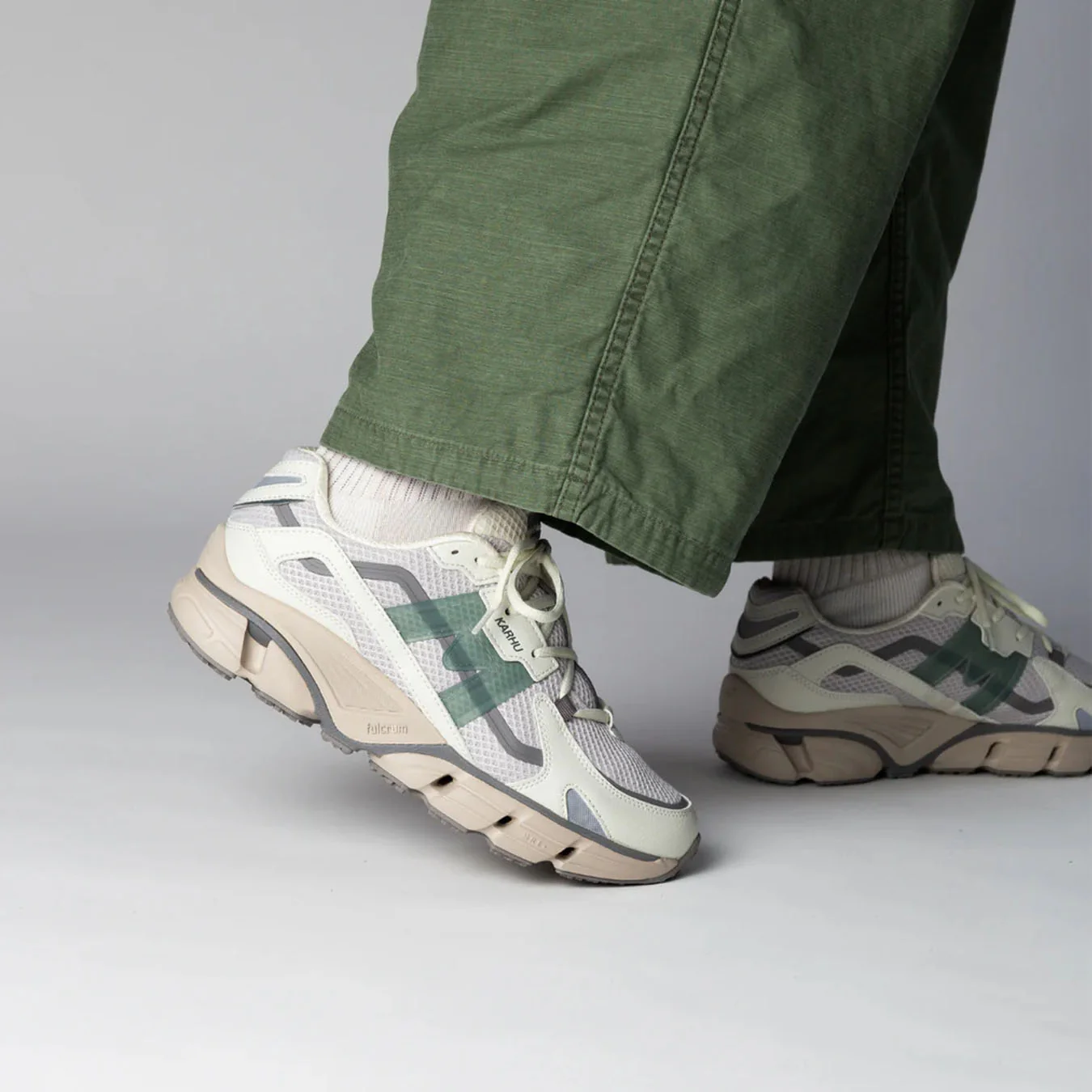 Karhu Womens Super Fulcrum Trainer Icicle / Green Milieu - Image 4