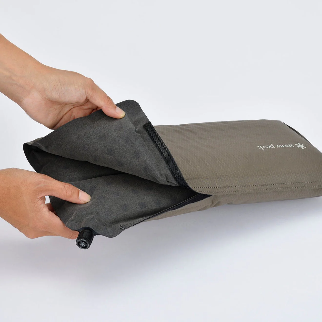 Snow Peak Seat and Pillow - Image 3