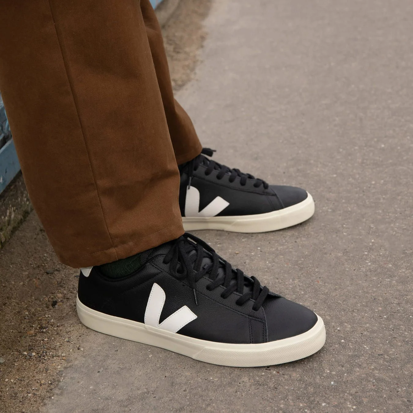 Veja Womens Campo Leather Trainer Black White - Image 4